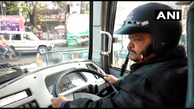 jayapluschannel's tweet image. மத்திய அரசைக் கண்டித்து தொழிற்சங்கங்கள் வேலைநிறுத்தம். மேற்கு வங்கத்தில் பேருந்து ஓட்டுநர் ஒருவர் ஹெல்மெட் அணிந்து பேருந்தை ஓட்டினார் #Strike #WorkersUnion #BharatBandh2020 #BharatBandh #WestBengal