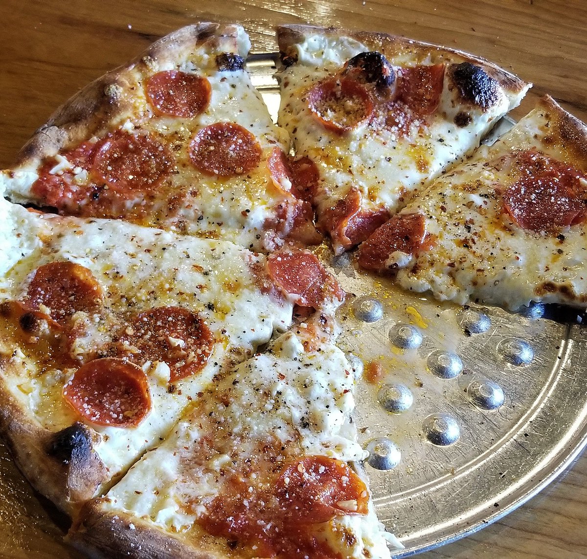 MAGiC_of_MOTiON's tweet photo. One down..  5 to go_  😛 #CalabriaBrickOvenPizza  #mtjuliet #best #pizza #stone #wood #fire #delicious #foodphotography  #yum #culinary #restaurant #tasty #amazing #italian https://t.co/dbJ1xyVM3t
