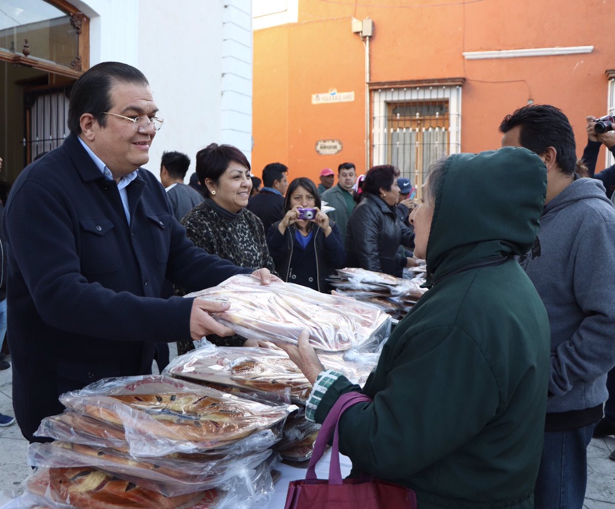 JorgeSJasso's tweet photo. Mi esposa y yo les damos las gracias a todos los huamantlecos que nos acompañaron este día en la entrega de la tradicional Rosca de Reyes, disfrútenla y compártanla con su familia y sus amigos.

#CiudadDeTodos https://t.co/fI1dKwTSPE