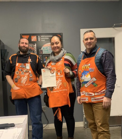 gossett_rosa's tweet photo. Congratulations SASM June for receiving the presidential apron today at our DBW for outstanding customer service🌟🌟🌟#team1302 #alaskaHD https://t.co/13sBLs1YVA