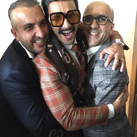 Hi दीपिका रणवीर,
कौन है ये शख्स ?
जो ब्रिटेन में होने वाले हर एंटी इंडिया प्रोटेस्ट का फाइनेन्सर है,
जो पाक जनरल के लिये लॉर्ड्स के टिकट खरीदता है,
जो इमरान की पार्टी का लगभग मालिक है,
जो शेख रशीद को जूते तक खरीद के देता है,
क्या ये इतना क्लोज़ फ्रेंड है आपका ???
#Bollywoodistan