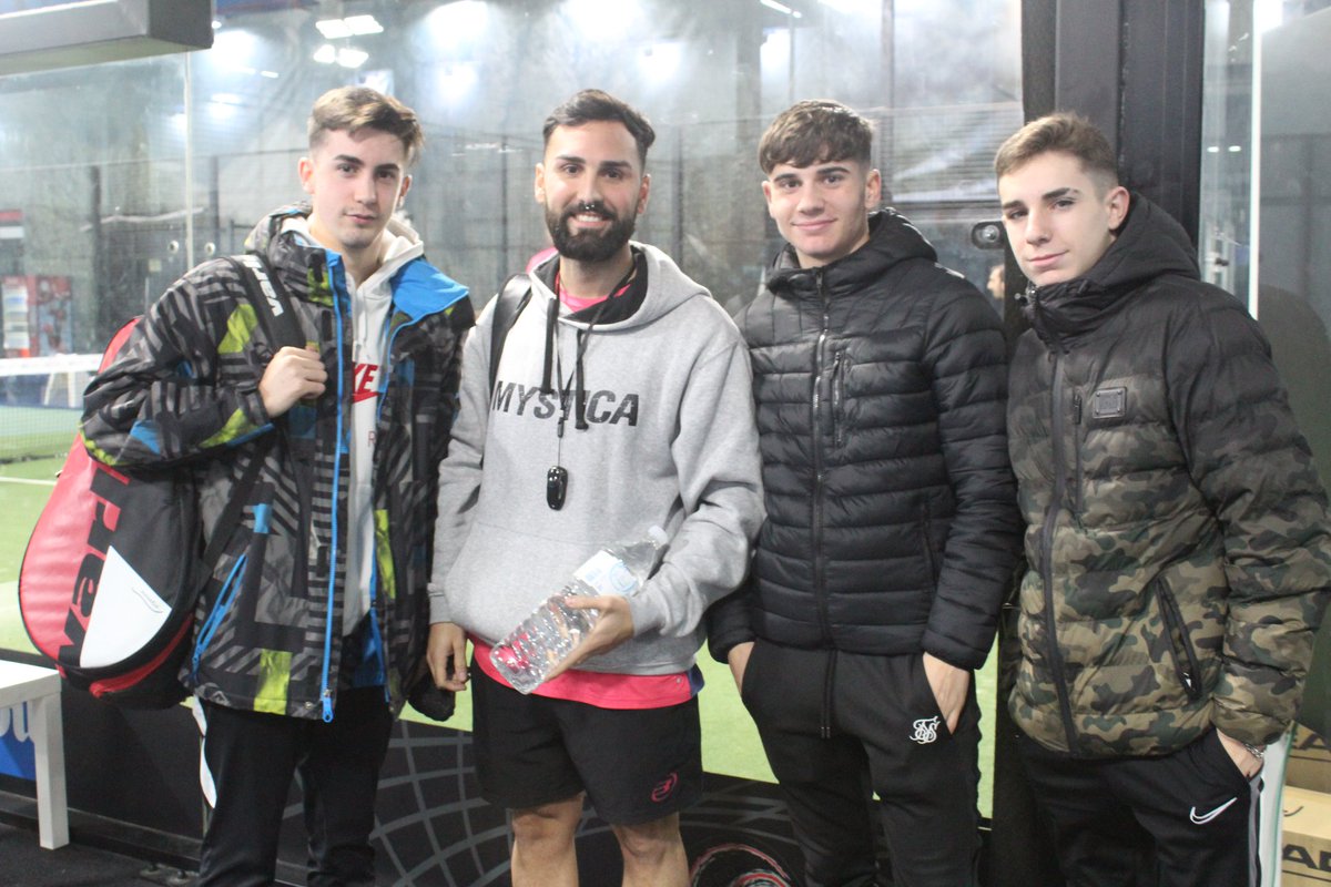 Time2Padel's tweet photo. Primeros torneos de 2020: diversión 🥳, amigos 👫, roscón de reyes 😋 y mucho pádel 🤩
.
Aquí os dejamos una pequeña muestra de lo bien que lo pasamos en Torneos Time2padel
.
.
.
#Roscon #Torneos #Time2Padel https://t.co/rhOTvf6jiK