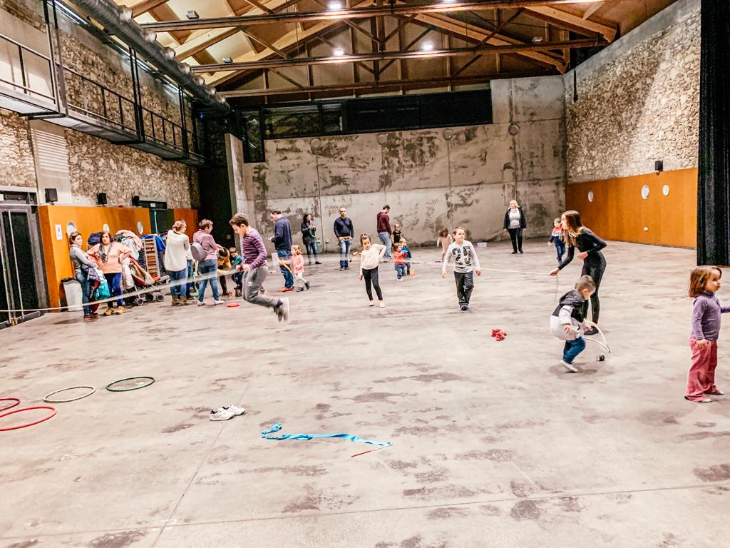 AjOlerdola's tweet photo. L'espai de dansa i creació @BanjaraStudio preveu seguir organitzant a Olèrdola tallers de circ i de dansa com el que va oferir aquest Nadal.
El taller fet al Local Nou de Moja va obtenir molt bona resposta.
▶️https://t.co/ZJZONkTKzQ https://t.co/SoTaONYomi