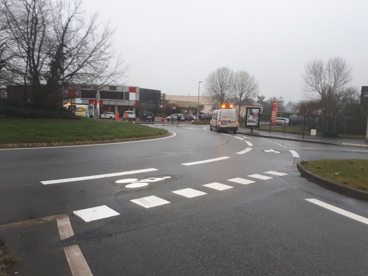 Bikette19's tweet photo. Répétez après moi : 

LA PEINTURE N'EST PAS UNE INFRASTRUCTURE !

Merci @VilleAcigne pour cet hachoir à cyclistes...

Je ne suis pas énervée, je fulmine !
 #PaintIsNotInfra @Rayons_Action @SyRault @metropolerennes @TravauxVelo https://t.co/MkxQE7gEyx