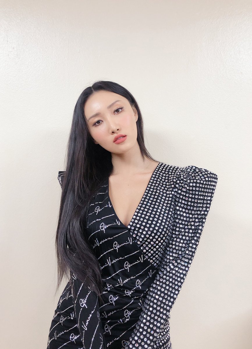 RBW_MAMAMOO's tweet photo. [#화사]
잠시 후 7시, Mnet에서 
제9회 가온차트 뮤직 어워즈가 방송됩니다❗
혜진이가 화사로 변하는 순간
화사의 열정을 불태울 그 순간을 
무무들 모두 함께해주세요😆 

#HWASA #가온차트뮤직어워즈 https://t.co/gljuWQkX2X