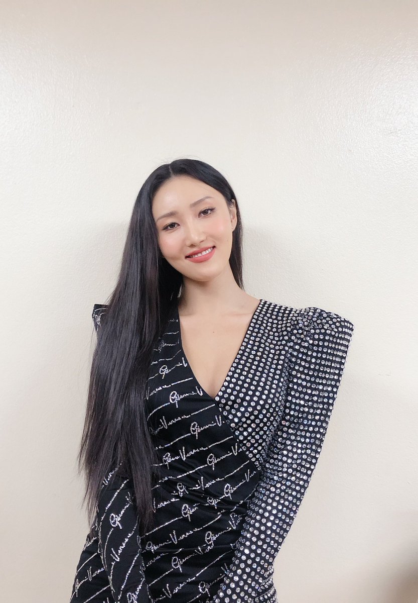 [#화사]
잠시 후 7시, Mnet에서 
제9회 가온차트 뮤직 어워즈가 방송됩니다❗
혜진이가 화사로 변하는 순간
화사의 열정을 불태울 그 순간을 
무무들 모두 함께해주세요😆 

#HWASA #가온차트뮤직어워즈