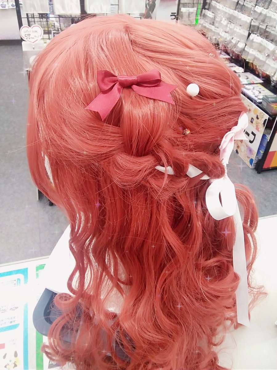 素材館 イベントやライブで ヘアメイク をしている方をお見かけしますが 必要な材料は 素材館 にありますよ 編み込む用のリボンはもちろん形成済みのミニサイズリボンもサイズやお色豊富にご用意ございますので 推し色ヘアアレンジ初心者さんにも
