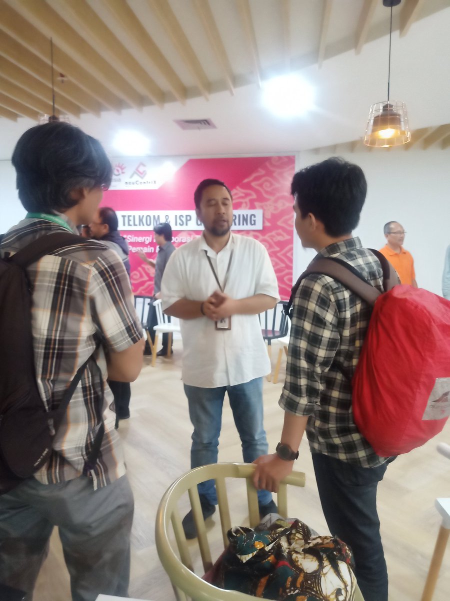 Rws3Jabar's tweet photo. Sosialisasi Telkom DWS-RWS dengan ISP 🙏🙏🙏 goodluck all
.
@telkomjabar @dwsfunky @telkomindonesia 
.
#kipasbudayajawara #jawara #treg3  #update #fienatelkom #rws3jabar #telkomindonesia #fienatelkom #livingthetelkomwaytr3 #jawaratanpaplastik #fienadiary https://t.co/ZuJNh5Y1X6