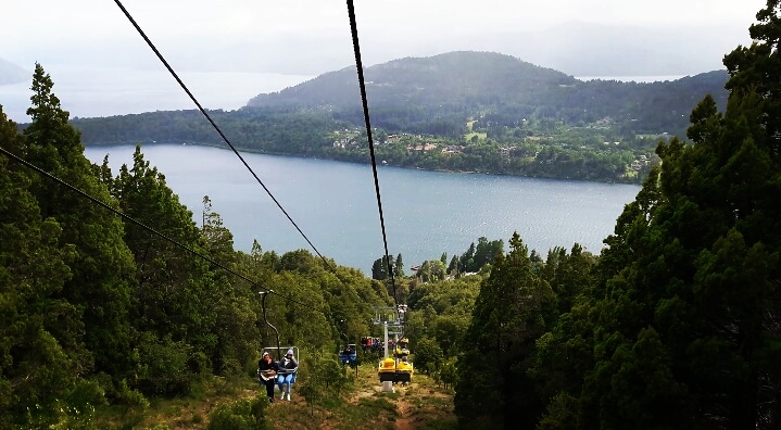 MeCan11242614's tweet photo. 🚠 Aerosilla en el Cerro Campanario. 🏞🗺
Desde allí se puede apreciar una vista espectacular. Es increible poder observar tan esplendida creación.. 😍 sentir ese viento patagonico y disfrutar de todo los que nos ofrece! 
Y vos, cuando te animas a conocer Bariloche? 😉 https://t.co/uku5zU1d6X