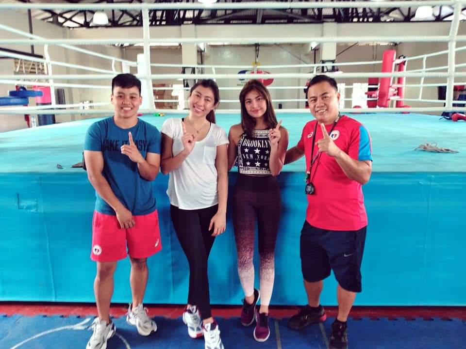 SportsRadio918's tweet photo. LOOK | Kapamilya stars @Imjanedeleon and @_kiatakahashi pose for photos with PHI National Boxing Team Head Coach Roel Velasco and World Boxing Champion Nesthy Petecio after their training/workout for their upcoming #Darna movie and tv project.

📸 Coach Roel Velasco https://t.co/0X7Lb3fq1W