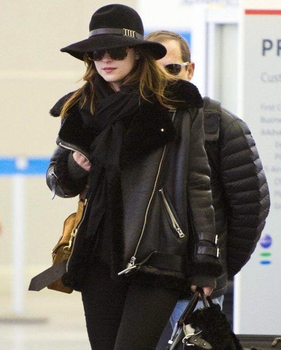 TeamRicoBelle's tweet photo. 🚨 EXCLUSIVE 🚨

Future princess of Caserta, Juliette Diaz, rocks shades of black as she models a black leather jacket, hat, and scarf with her svelte legs slipped in an equally black pair of jeans in her latest airport look. 🔥 https://t.co/st79835jOj