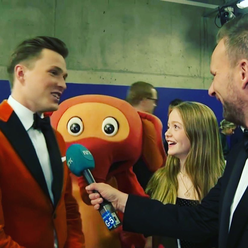 Fantorangen og <a href="/kwarholm/">Karsten Warholm</a> burde kanskje ha tatt en prat om valg av antrekk før årets Idrettsgalla...