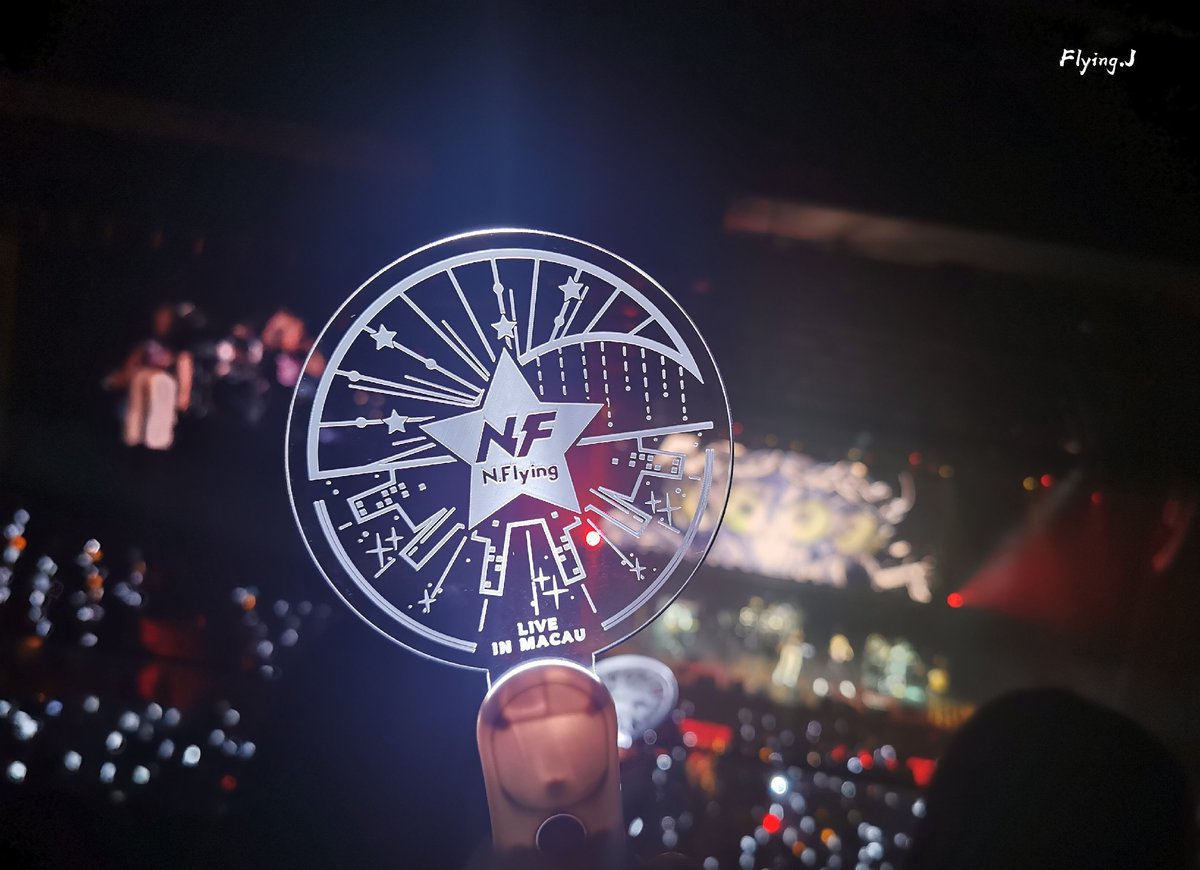 FlyingJdon's tweet photo. 你们是我身处暗黑宇宙时照向我唯一的光，谢谢你们2019年带给我的盛大欢喜。

谢谢👟🌱🎸🥁

我爱你们，这点永远不变。 https://t.co/rcsXmnqA68