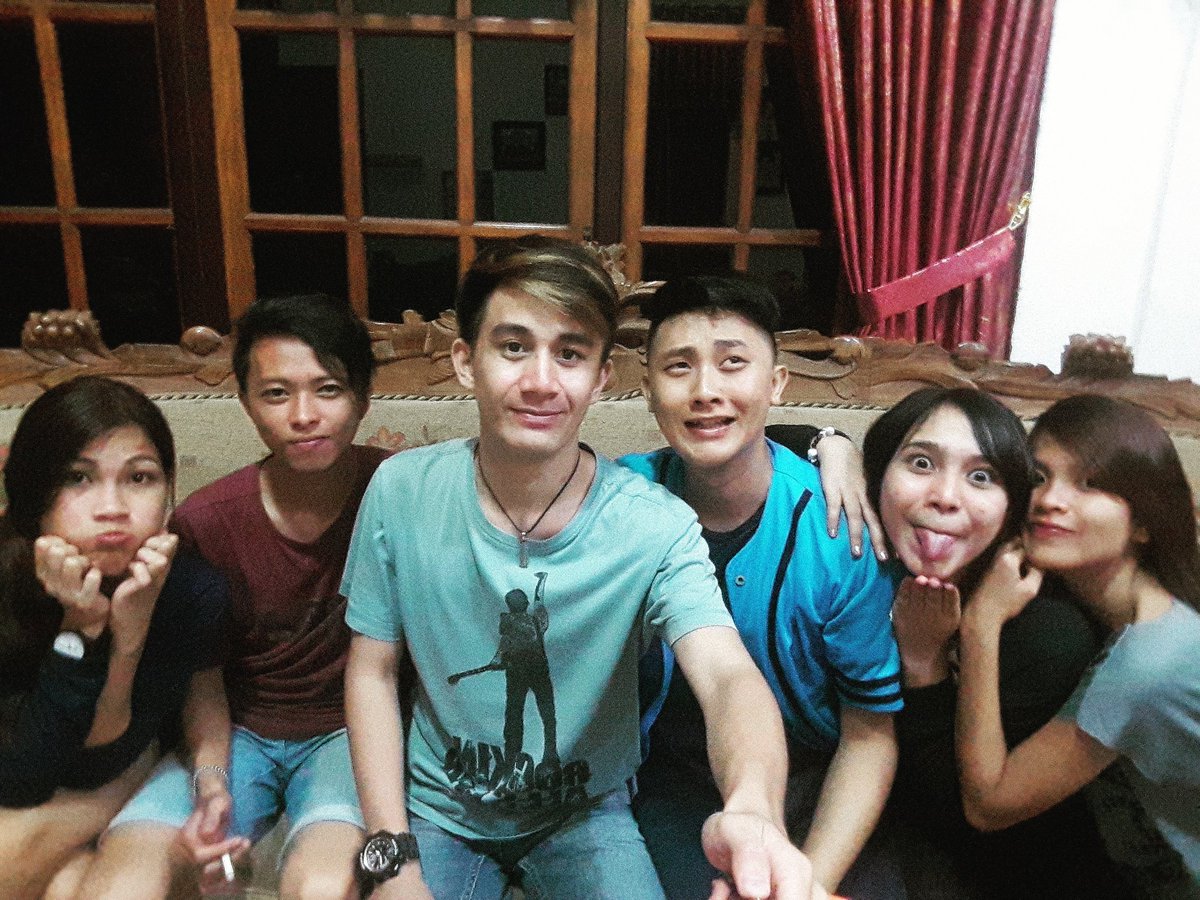 Merasa lucu dengan diri saya.