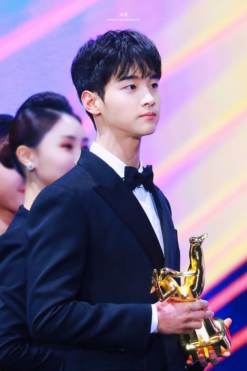 dongyoon_boy's tweet photo. 200105 GDA

존잘..💕
 
#장동윤 #동윤 #골든디스크어워즈 https://t.co/tSjQ2lsDIu