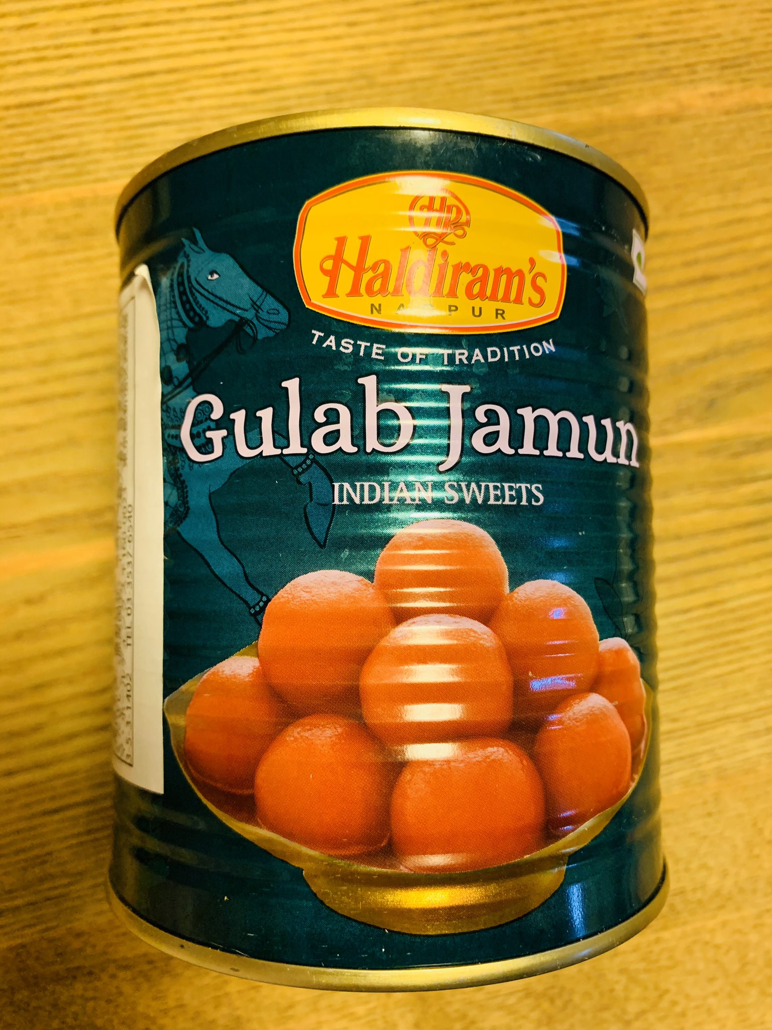 一条もんこ 玄関先に積んである 買いすぎたグラブジャムン98缶を保持したまま年 重すぎて靴箱の扉が開かないから冬の靴が出せないまま薄い靴で過ごしています グラブジャムン大会とかあったら出たいです T Co 3d7cpcxk1v Twitter