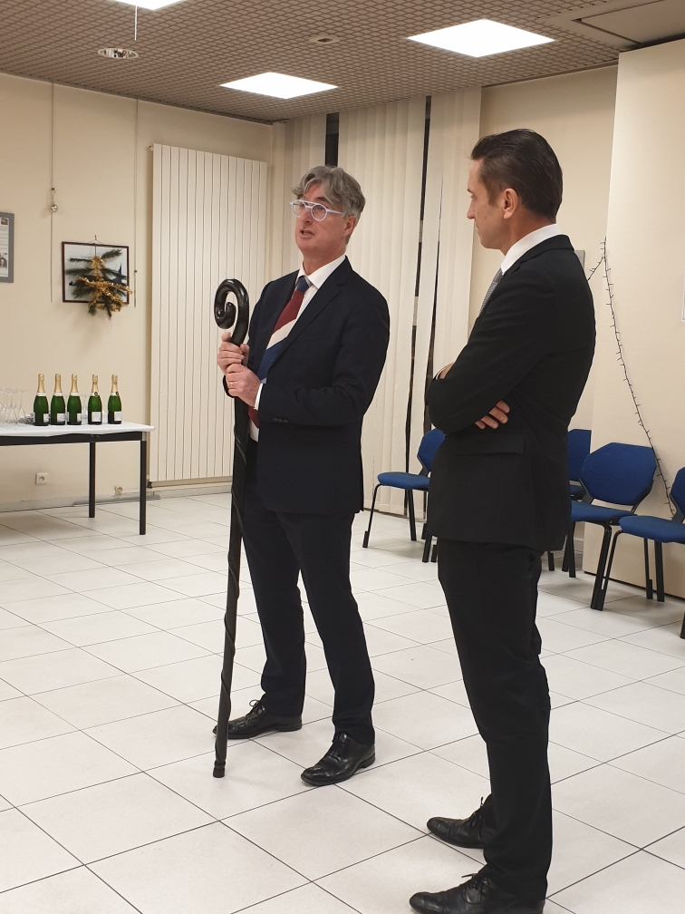 Il est temps de mettre à jour le compte Twitter du Bâtonnier de Saint-Nazaire ! Le bâton et la valise nucléaire ont bien été transmis par Emmanuel Kierzkowski-Chatal à son successeur Bruno Denis. Très belle année 2020 à tous !