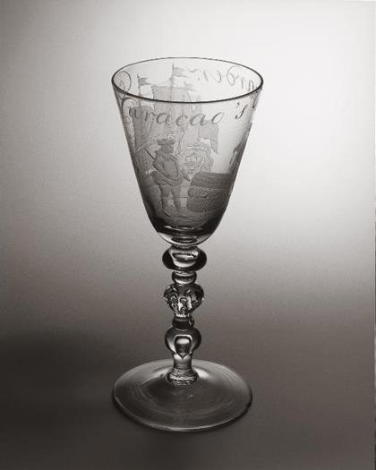 MUSEUM ARNHEM OP REIS | In De grote Suriname-tentoonstelling in <a href="/nieuweKerk/">De Nieuw Kerk</a> is de kelk 'De Curaçao’s Vaarder' t/m 2 februari te zien! Het afgebeelde VOC-schip, De Duyf, zou in 1745 zijn eerste zeereis maken. 

Volg onze reizende collectie via: bit.ly/CollectieOpReis