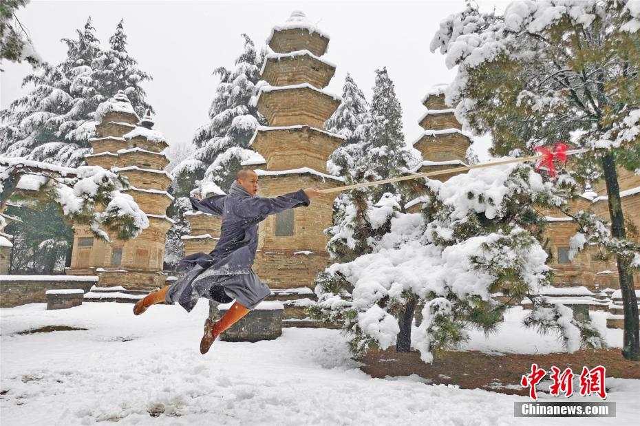 PDChina's tweet photo. Snow is always a perfect backdrop for #kungfu moves! #Shaolin Temple monks enjoy the scenery of snow-covered ancient buildings. https://t.co/w4Iay67CM8