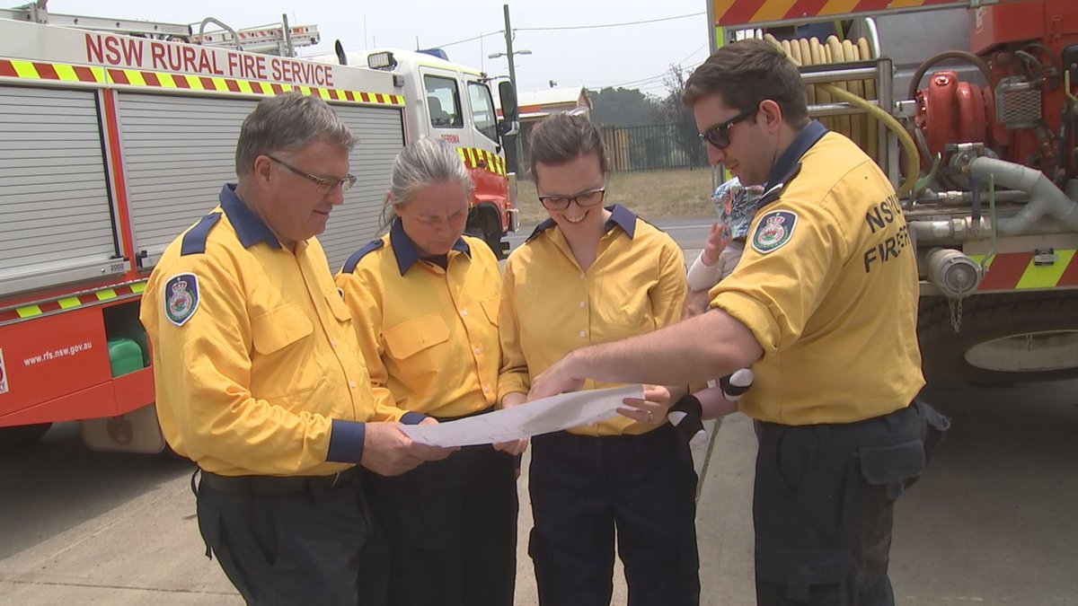 wakeupgeoff's tweet photo. The Brearley clan boasts 6 members of the #Wingello RFS which means they feel the risks of a family member heading to fight a fire six-fold. @tanyadendrinos spoke to them about that & how daughter Tess outranks her parents which means she's the boss on the fireground. #WINNew6pm https://t.co/B0TOV0NglZ
