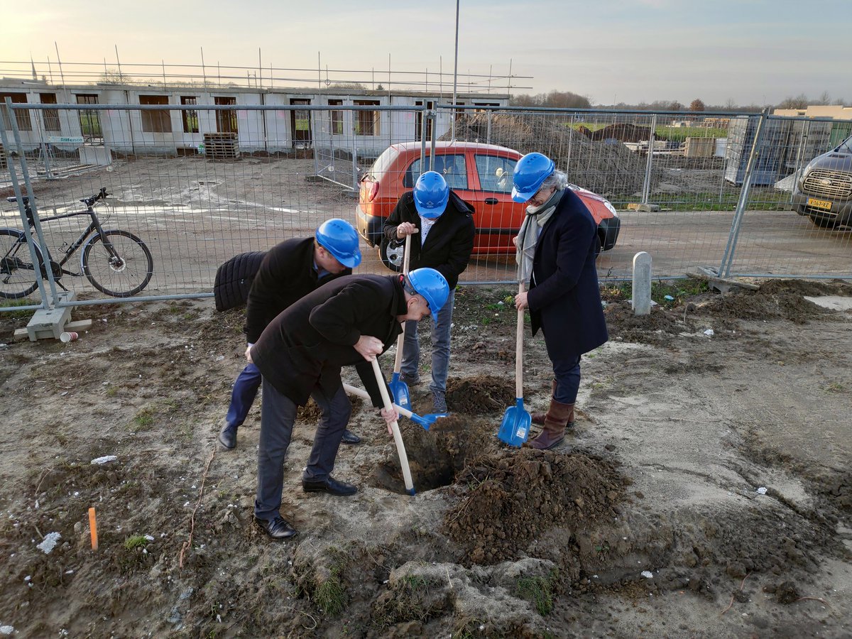 IvovanRees's tweet photo. Opbouwend begin van het jaar in Grubbenvorst @gemeenteHadM . Voortgang 10 sociale huurwoningen en die van de kopers bekeken en kennis gemaakt met elkaar. Houd @thuisinlimburg in de gaten voor start verhuur! @BobVostermans @WHazeu @JaJoBouw https://t.co/0Mncc5mwPS