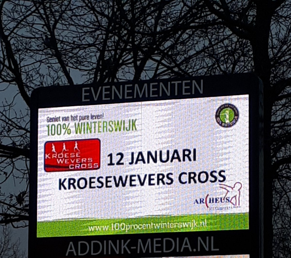 WimRuesink's tweet photo. Je kunt er niet meer omheen, op digitale informatiezuilen bij de invalswegen rond Winterswijk ( met dank aan @100pWinterswijk )  aankondiging van de KroeseWevers Cross @avarcheus  zondag 12 januari as. Meedoen? https://t.co/8hV3RFtOTH https://t.co/kfxNkvQ9Jq