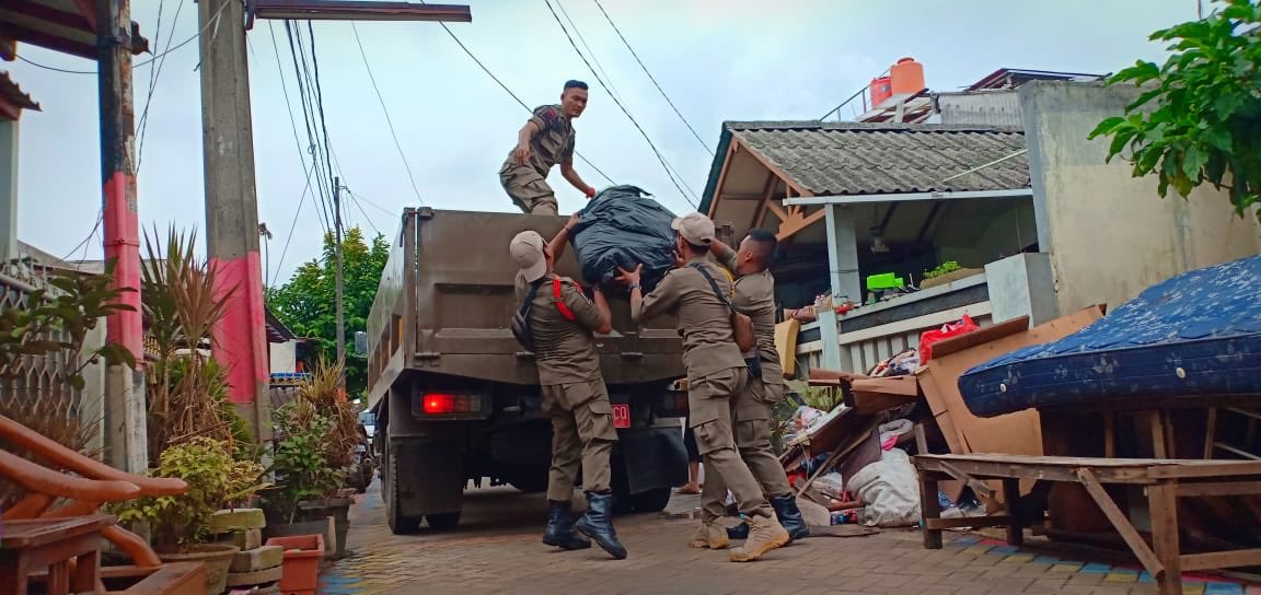 Proses membersihkan dan mengangkut barang yg sudah tak terpakai sisa pasca banjir di Puri Kartika, Kel. Tajur, Ciledug <a href="/Kota_Tangerang/">KOTA TANGERANG</a> #TangerangLive #TangerangAyo