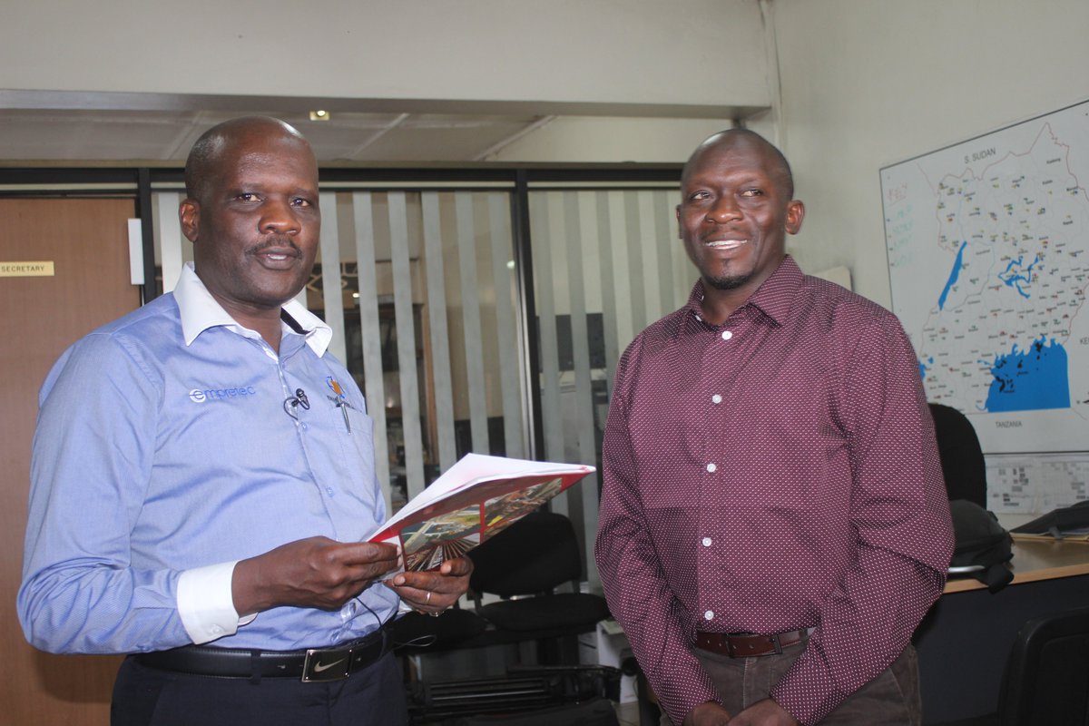 kwekwaffe's tweet photo. Keynote Speaker CHARLES OCICI ( EXECUTIVE DIRECTOR, ENTERPRISE UG) receiving 2nd Uganda Kwekwaffe  Report and the Concept Note for 3rd. from Mr. Abu Luwaga

#TheOfficalUgandaKwekwaffe #UgandaKwekwaffe2020 #TourismAndCultureInUganda
#Uganda
#Canada
#CharlesOcici
#EnterpriseUganda https://t.co/89mJpEZzV7