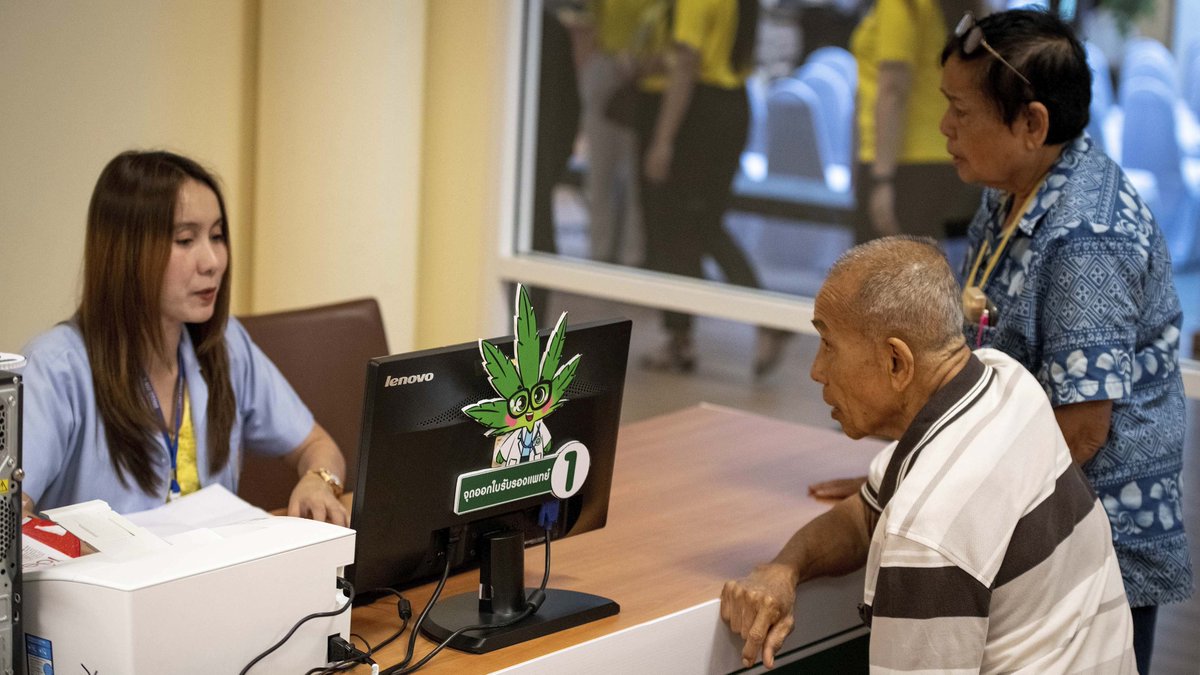 CNNIndonesia's tweet photo. Ada yang menarik saat ratusan orang tua di Thailand mengantre untuk mendapatkan minyak ganja sebagai obat sakit otot hingga insomnia. Thailand memang jadi negara pertama di Asia Tenggara yang melegalkan ganja untuk kebutuhan medis pada 2018. https://t.co/UpEZLLFY6Q #CNNIndonesia https://t.co/o6UU0v3FEn