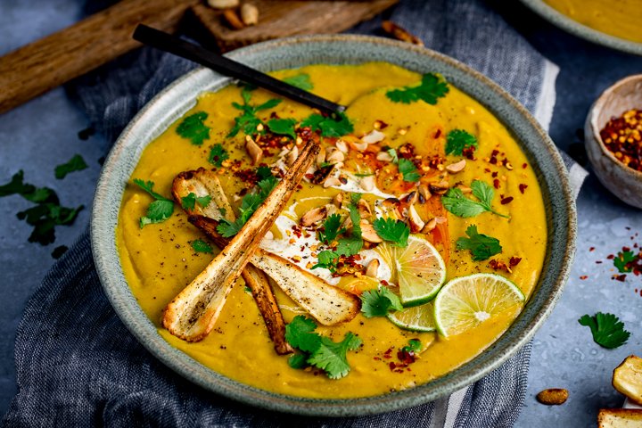 Spicy Parsnip and Sweet Potato Soup is hearty, healthy and packed with flavour! So good on those cold autumn and winter days when you need that warm, comforting feeling of homemade soup. kitchensanctuary.com/spicy-parsnip-… #soup #vegetarian #SweetPotato #parsnip