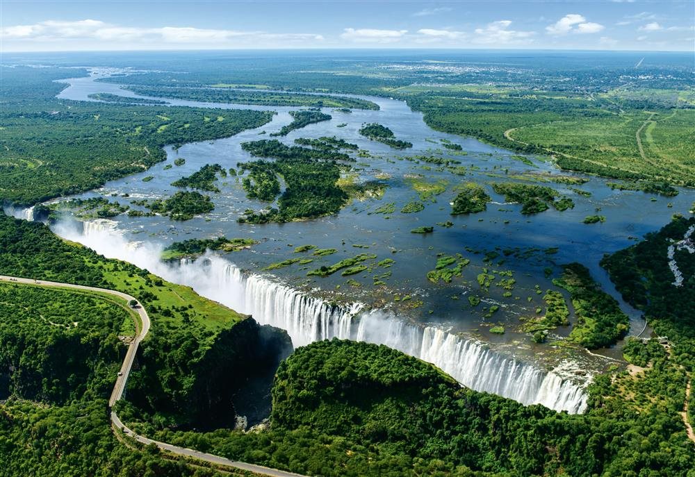 MiIdePan's tweet photo. Esto debería verlo todo el mundo, Las Cataratas Victoria, situadas en la frontera de Zambia y Zimbabue. #tuiteacomouncomunista #URGENTE #WWIII https://t.co/50S17x998Y