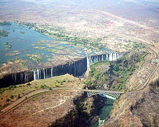 MiIdePan's tweet photo. Esto debería verlo todo el mundo, Las Cataratas Victoria, situadas en la frontera de Zambia y Zimbabue. #tuiteacomouncomunista #URGENTE #WWIII https://t.co/50S17x998Y