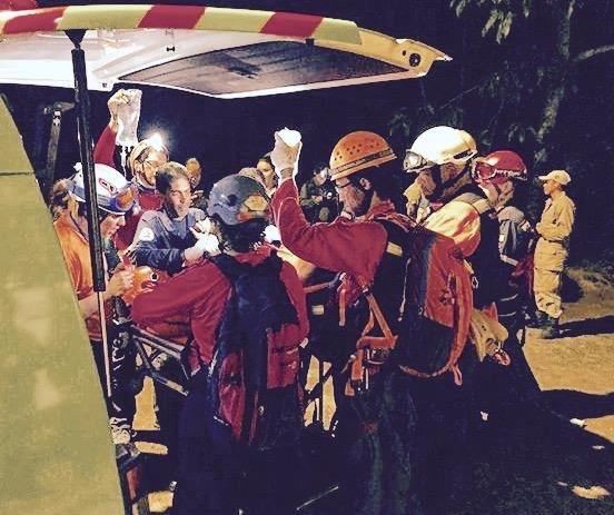sunepinparques2's tweet photo. #SepaQue Ayer #07Enero en el #PNElAvila en #QuebradaQuintero una persona presuntamente se resbaló y cayó actuaron en el rescate Guardaparques y Bomberos Forestales de #INPARQUES Protección Civil de Chacao,Salud Chacao Rescate Caracas Venemergencias seguiremos @ChuoTorrealba https://t.co/rEq2NMSlf3