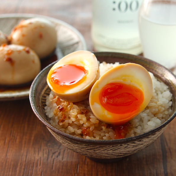 ginten_chefsake's tweet photo. これ、ひとつかみの鰹節がめちゃいい仕事してる…

出汁の旨味がじわる【うま出汁味玉】です

家にある調味料で簡単旨旨です。

3倍濃縮麺つゆ140ml 、水大4、ごま油大1、おろしにんにく小1/2、鰹節ひとつかみ、ゆで卵5個混ぜ冷蔵庫に8時間おき完成！

おすすめ日本酒こちら▼
https://t.co/NjOE3p9clt https://t.co/lcBCwCJFgO