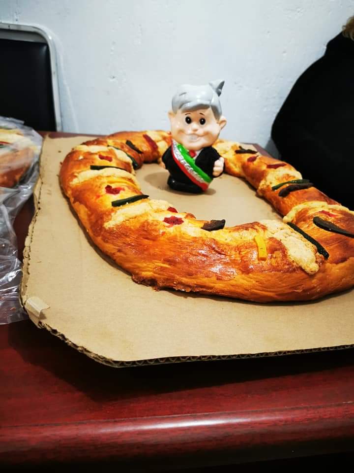 DelaOSot's tweet photo. Agradecemos a nuestro Diputado Federal Felipe Arvizu, por compartir estos momentos y apoyar las tradiciones. 

@mario_delgado
@lopezobrador_

#RoscaDeReyes 
#VaPorIxtapaluca https://t.co/SbTgkyFN7V