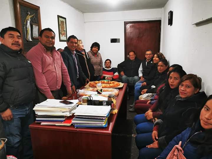 DelaOSot's tweet photo. Agradecemos a nuestro Diputado Federal Felipe Arvizu, por compartir estos momentos y apoyar las tradiciones. 

@mario_delgado
@lopezobrador_

#RoscaDeReyes 
#VaPorIxtapaluca https://t.co/SbTgkyFN7V