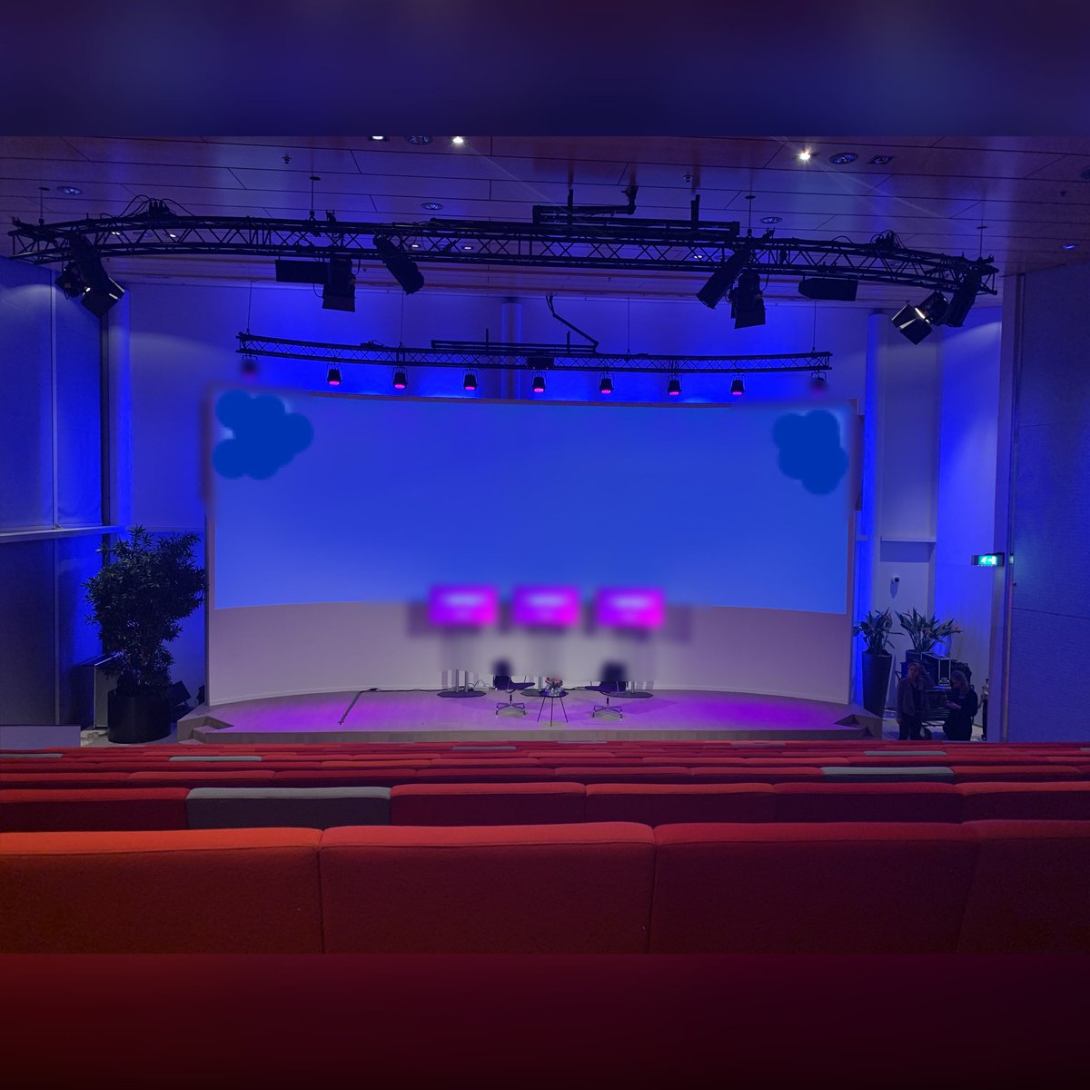 MelissavHouten's tweet photo. Goedemorgen! Wat een begin van het nieuwe jaar! Gister trapten wij af met 2 evenementen 🍾 Een intern congres in Eindhoven. En een nieuwjaars bijeenkomst in Den Haag. Wij zijn weer begonnen! #internevent #eventmarketing #teamamplify #leadership #cultuur @AmplifyEvent https://t.co/XokhnvtmYZ