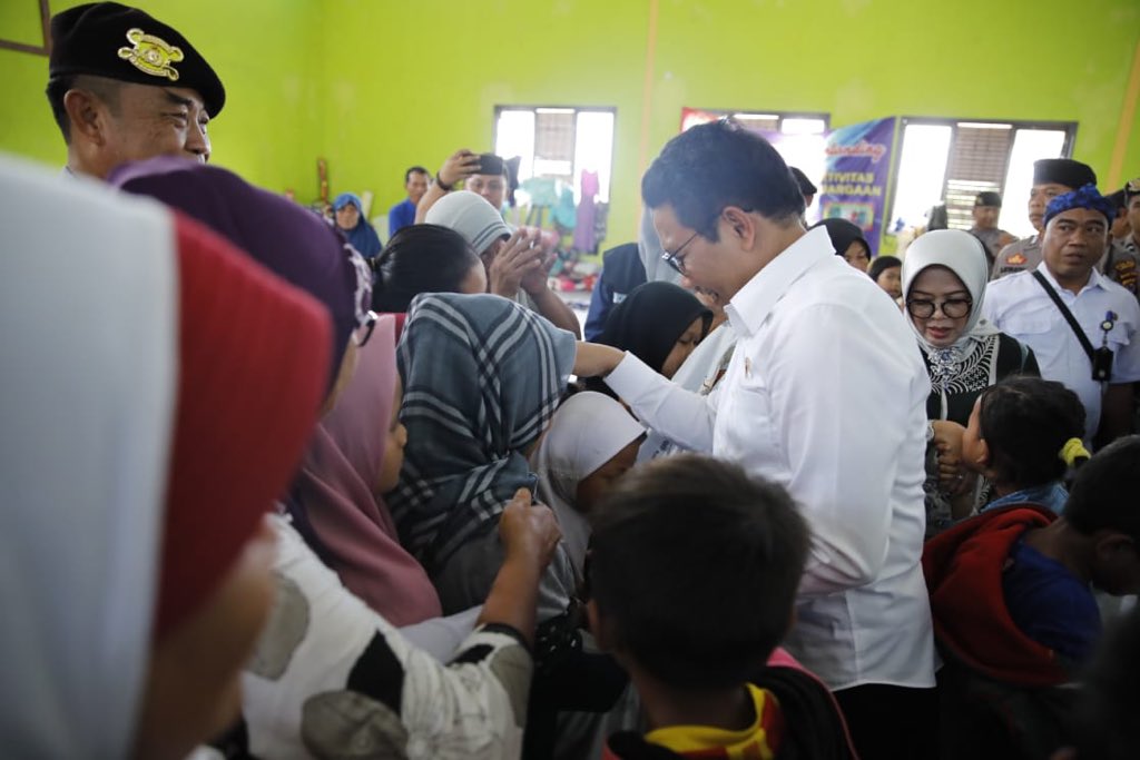 halimiskandarnu's tweet photo. Mengunjungi korban banjir bandang di Desa Calung Bungur, Kec Salira Lebak Banten. Alhamdulillah bisa mencapai titik lokasi terparah meski harus bergelut dengan lumpur.
Semoga warga Desa Calung Bungur senantiasa diberikan ketabahan dan kesabaran. https://t.co/d9iBKB5Fwc