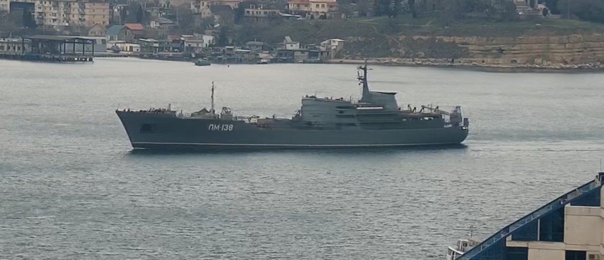WarshipCam's tweet photo. Russian Navy Project 304 Amur-class repair ship PM-138 leaving Sevastopol - January 8, 2020 #amur #pm138 https://t.co/hjMCHpFPlN