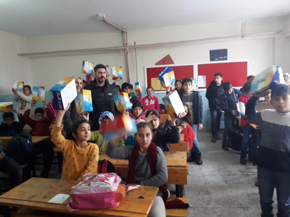 Okulumuzda Montu ve Ayakkabısı olmayan öğrencimiz kalmasın anlayışından yola çıkarak öğrencilerimize hayırsever tarafindan mont ve ayakkabı dağıtıldı