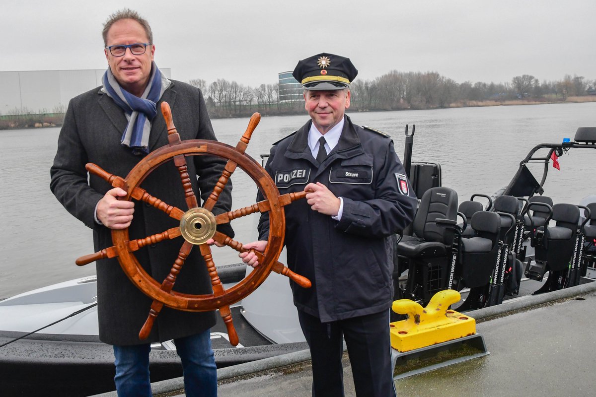 CrimeNewsHH's tweet image. #Hamburg #Polizei rüstet auf. #Speedboot für das #SEK in Dienst genommen. 540.000,- #Euro teuer mit Flüstermotoren und enormen PS bereit für Einsätze auf dem Wasser