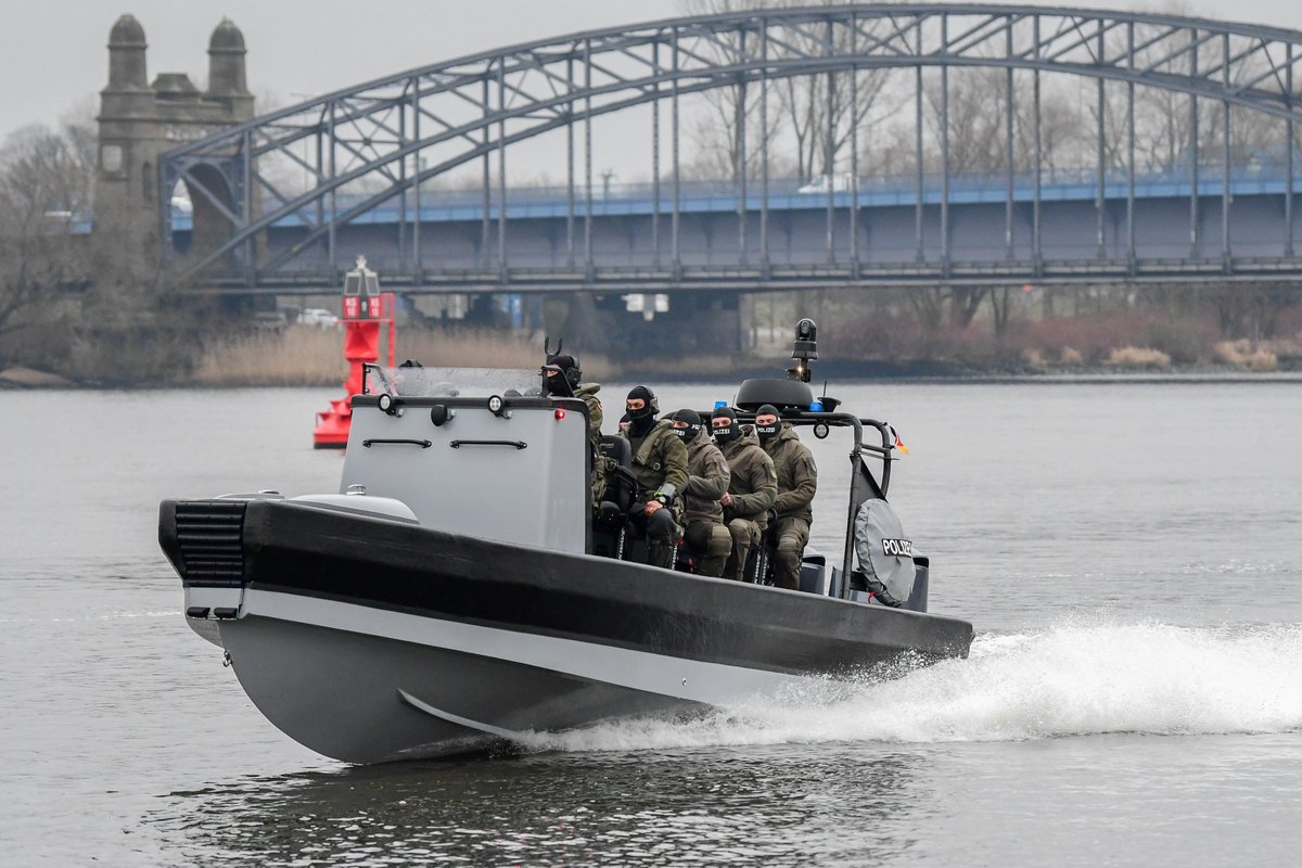 CrimeNewsHH's tweet image. #Hamburg #Polizei rüstet auf. #Speedboot für das #SEK in Dienst genommen. 540.000,- #Euro teuer mit Flüstermotoren und enormen PS bereit für Einsätze auf dem Wasser