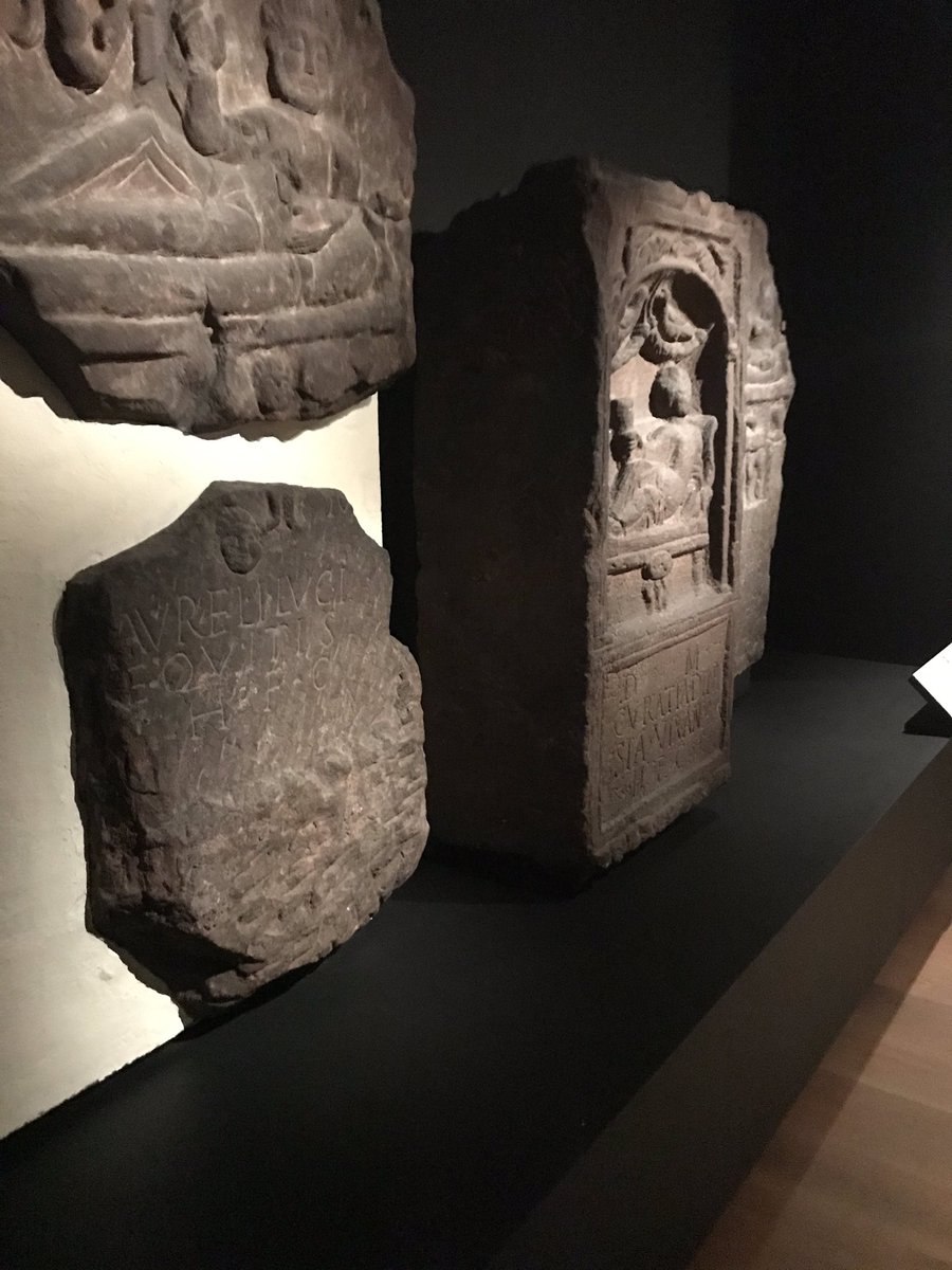 HilaryMcGowan's tweet image. lazy labelling #Ashmolean with 3 labels in one position a long way from their objects: a designer’s decision perhaps? #LastSupperPompeii