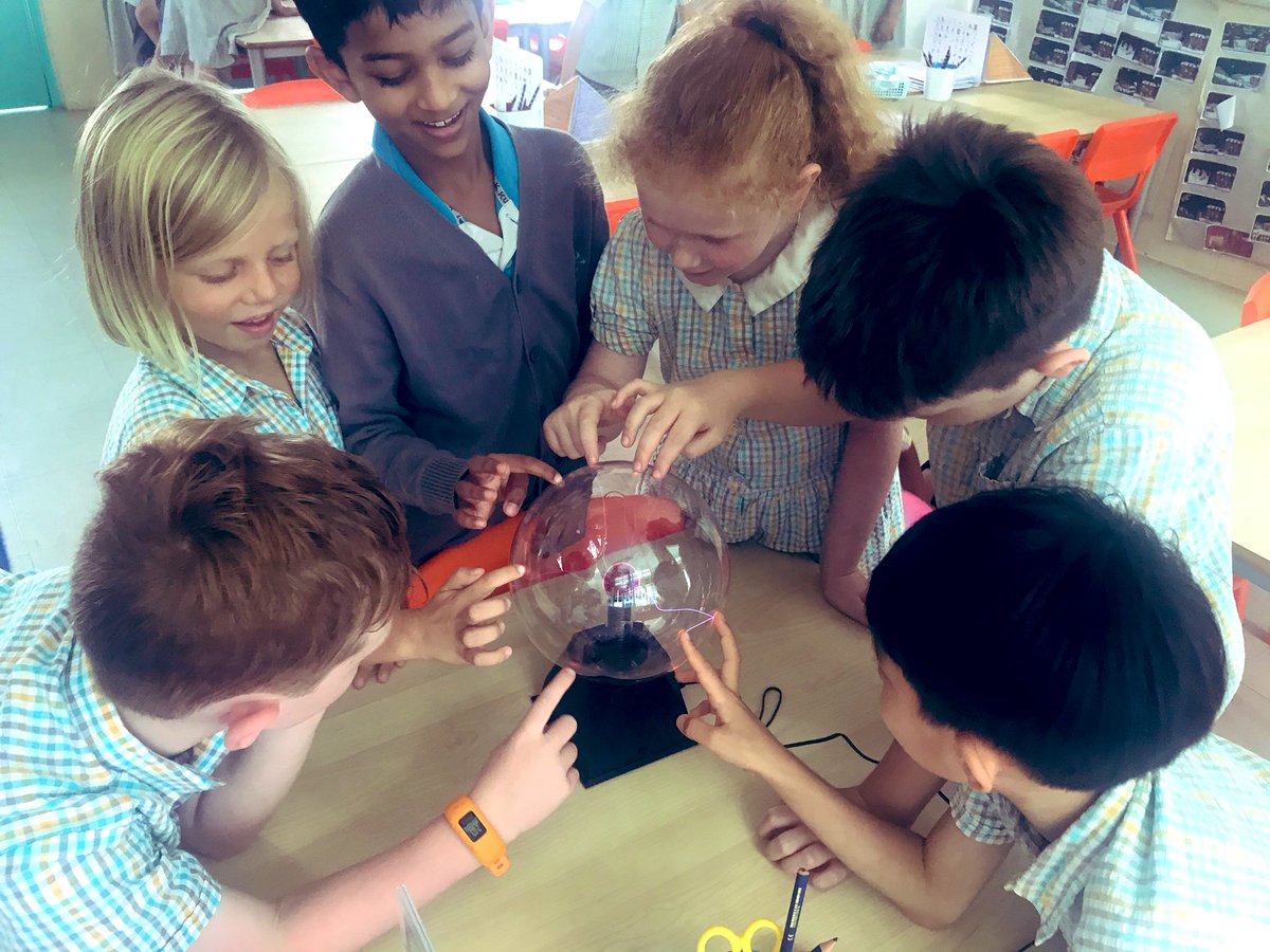 MonicaDolan8's tweet photo. #EntryPoint to our new @The_IPC unit #ItsShocking using balloons and plasma balls. #investigating #WhatHappensWhen @doverct #2MD #Year2 https://t.co/PZpRHhBooV