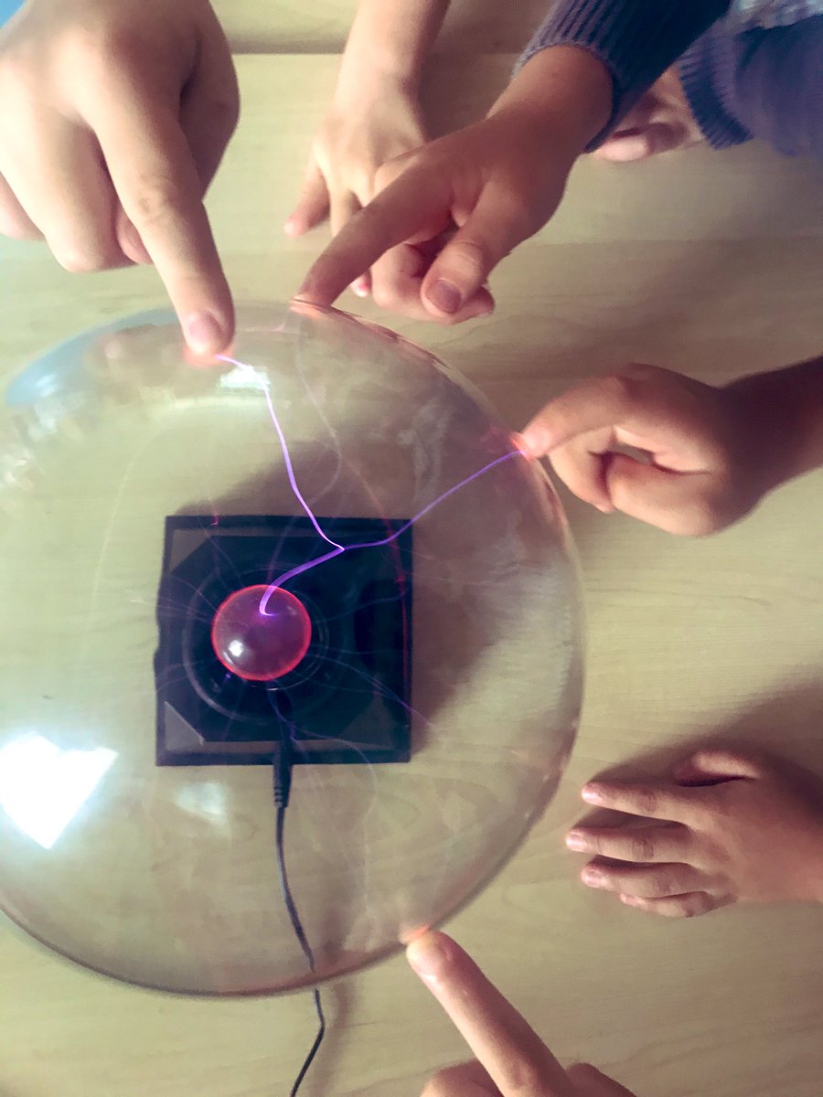 MonicaDolan8's tweet photo. #EntryPoint to our new @The_IPC unit #ItsShocking using balloons and plasma balls. #investigating #WhatHappensWhen @doverct #2MD #Year2 https://t.co/PZpRHhBooV