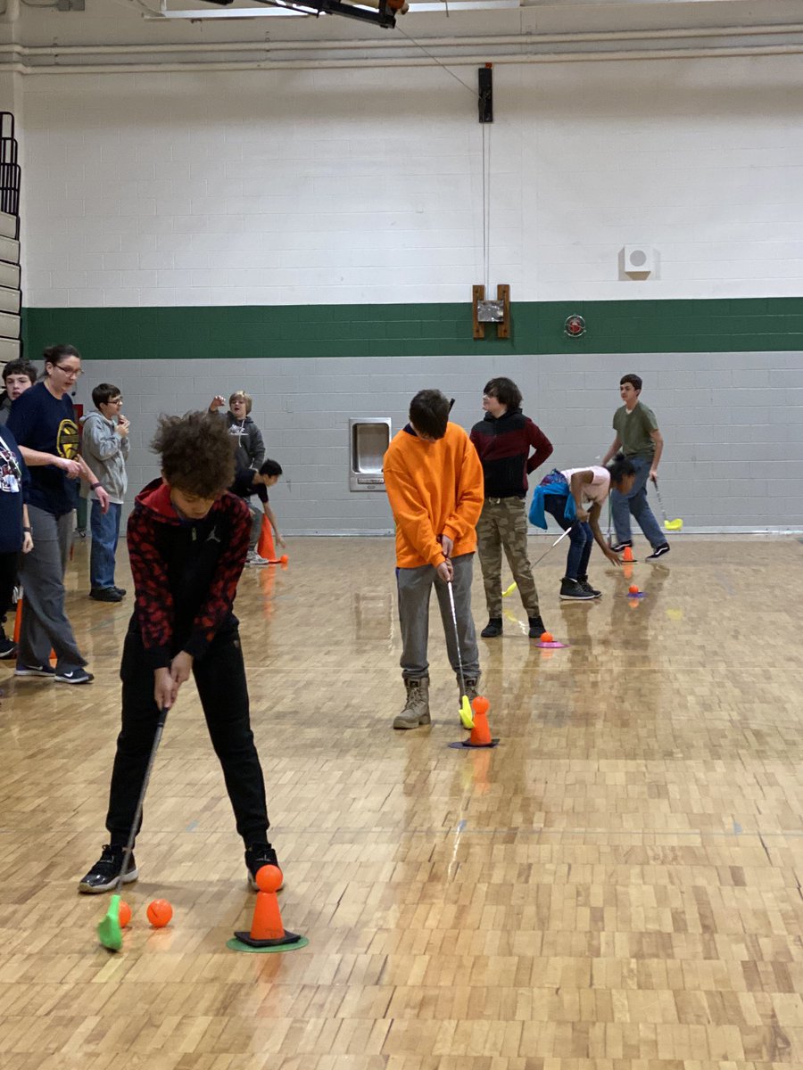 hw_warriors's tweet image. Ms. McFarlane’s P.E. class was learning the basics of golf. They have some amazing skills with a driver. #1PHASD
