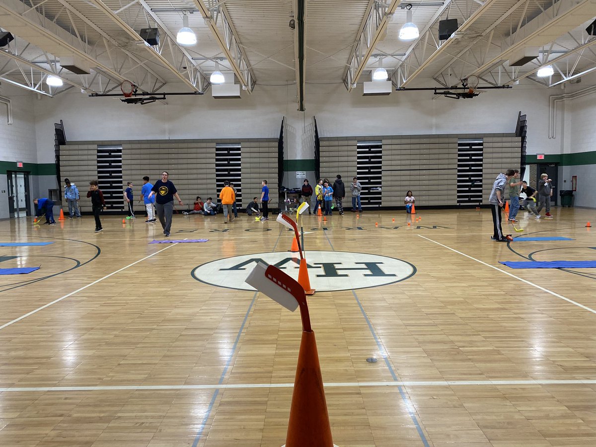 hw_warriors's tweet image. Ms. McFarlane’s P.E. class was learning the basics of golf. They have some amazing skills with a driver. #1PHASD