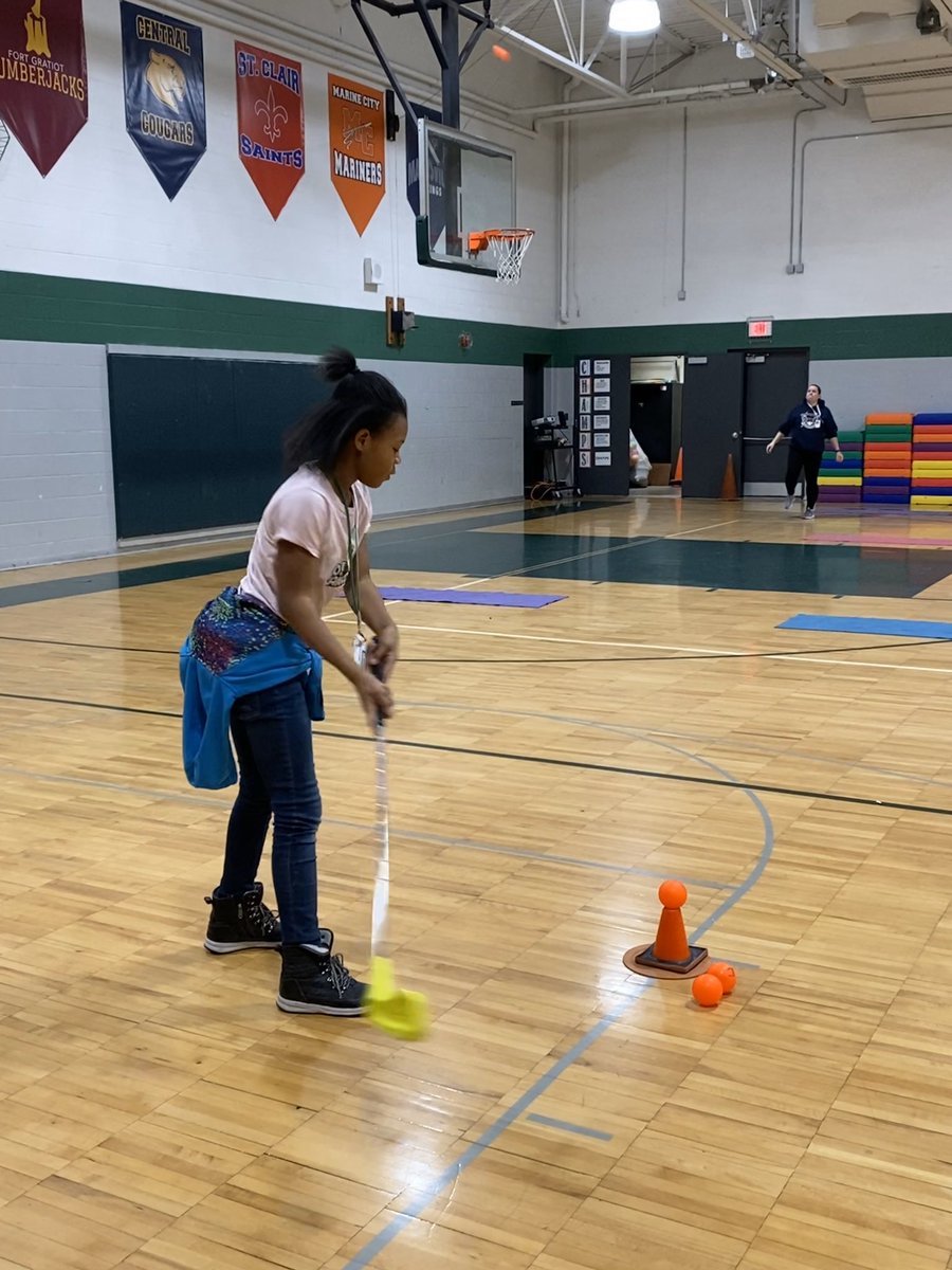 hw_warriors's tweet image. Ms. McFarlane’s P.E. class was learning the basics of golf. They have some amazing skills with a driver. #1PHASD