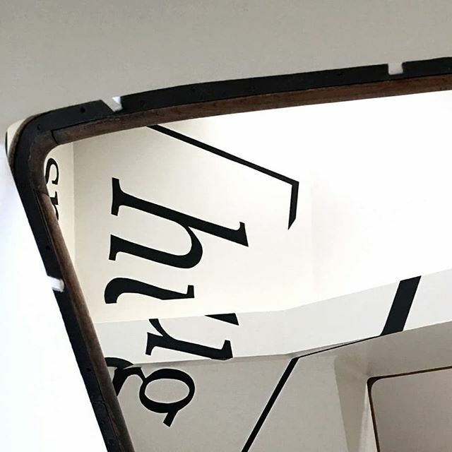 Instagram: ift.tt/2s4K6wm | Samspil sjónarhorns, forms og leturs tekur á móti okkur í fallega inngangi Hugsmiðjunnar 🗝 
#hugsmidjan #digitalagency #officedetails #forms #anamorphic