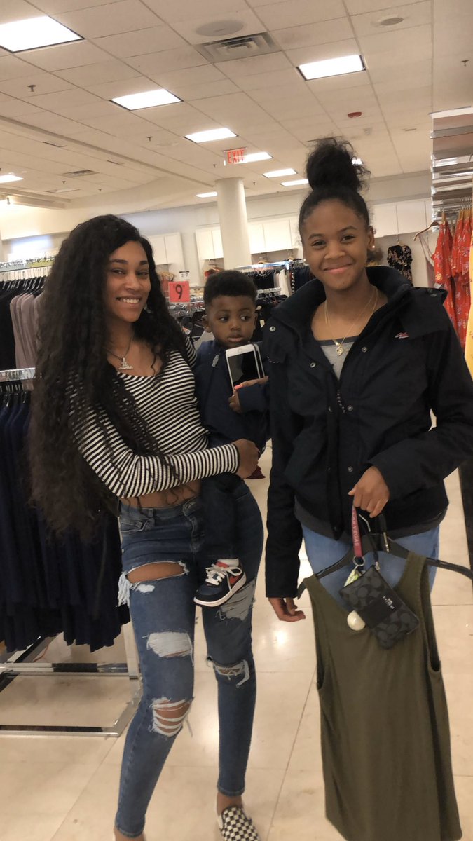 niealgotfans's tweet photo. i remember i was in F21 and i saw @janiaabaniaaaa but i wasn’t tryna be one of those girls who ask for a pic 😂😂 so i was like peeking around the corner lmaoo nd yb momma saw me and was like “ girl come over here and take this picture “ 😂😂😂😂 she took the pic for us . 💞 https://t.co/Kj0UeOoVBI